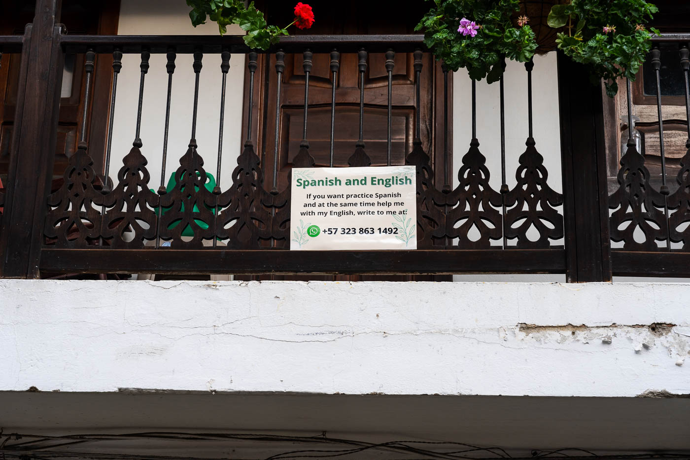 A sign on a house in Jardin offering a language exchange session.