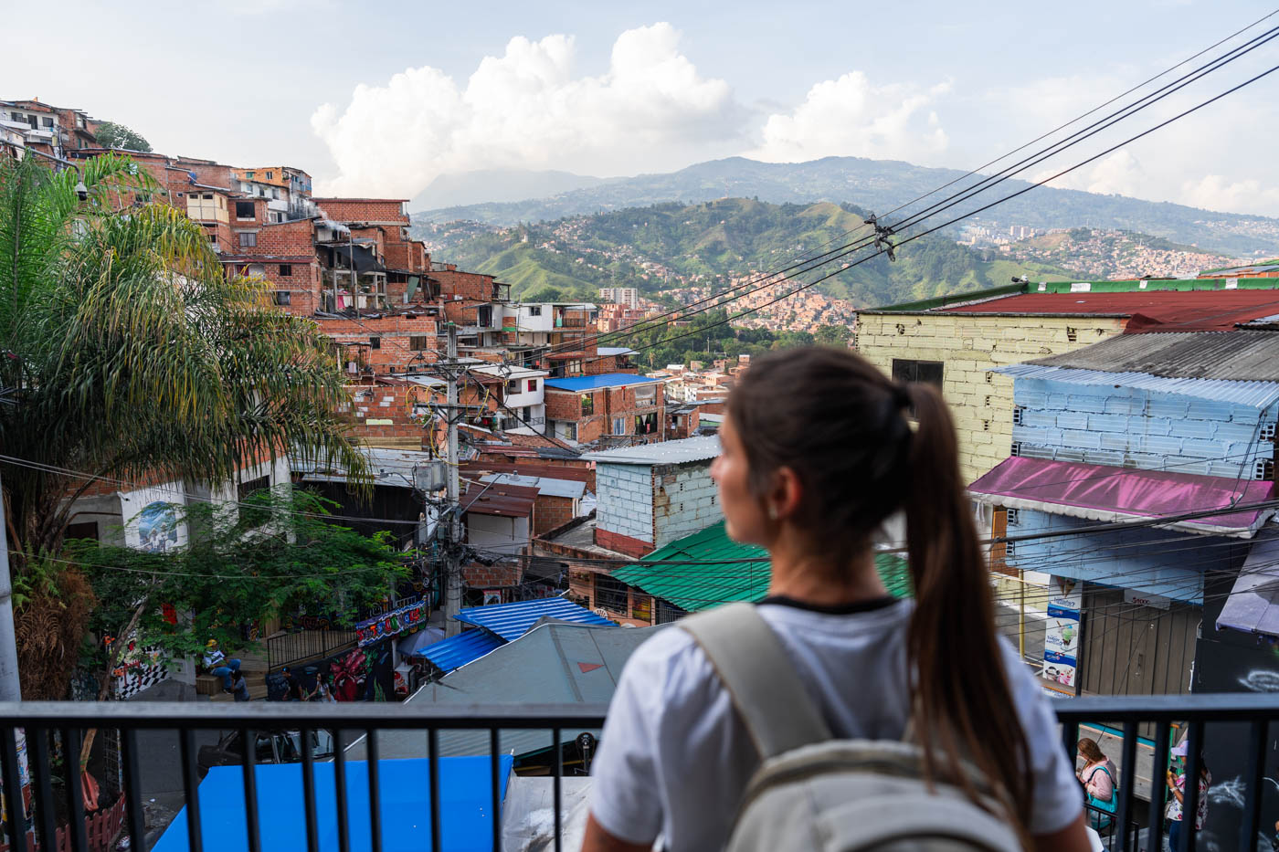 Sara overlooking the Comuna 13 favelas.