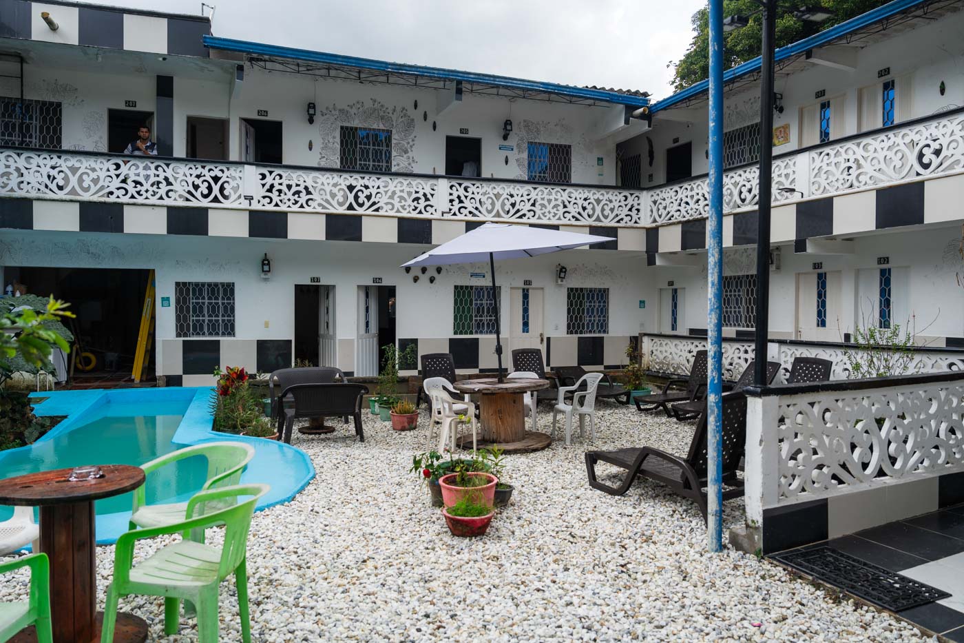 The communal courtyard with deckchairs and a pool at Hotel Minca Express Relax.